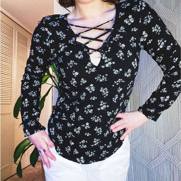Forever 21 Plunging Peasant Floral Black Blouse Size Small - Picture 2 of 7